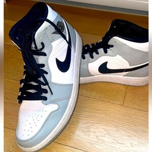 Air Jordan 1 Mid Light Smoke Gray